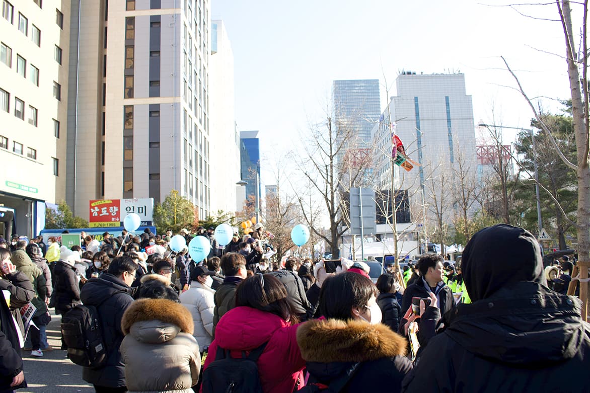 housands of protesters and counterdemonstrations gathered ahead of President Yoon's arrest.